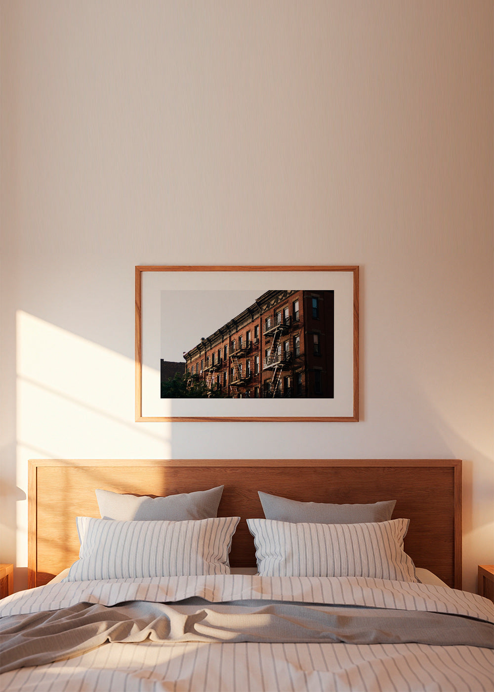 Cuadro de ciudades: fachada brownstone con escaleras de emergencia – Product2