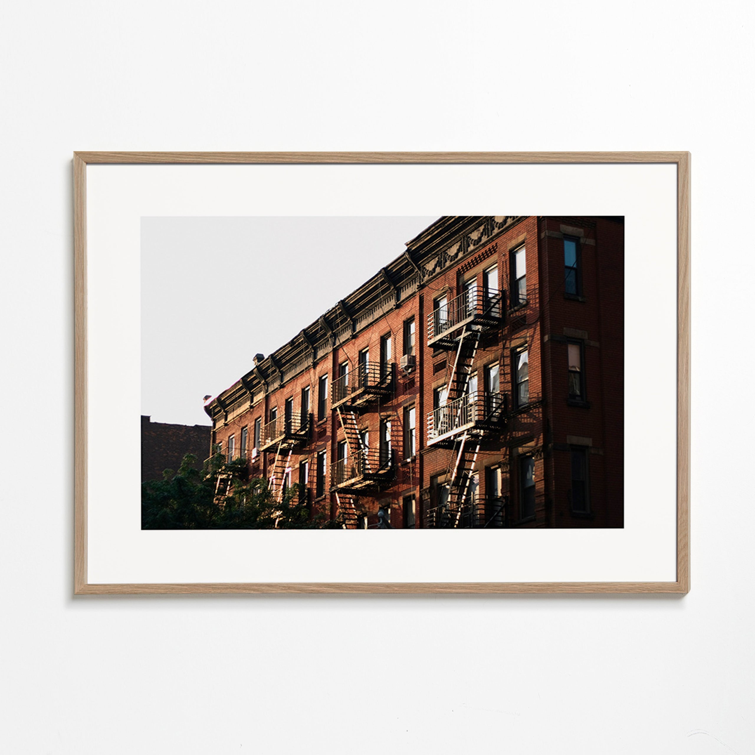 Cuadro de ciudades: fachada brownstone con escaleras de emergencia – Oak Frame