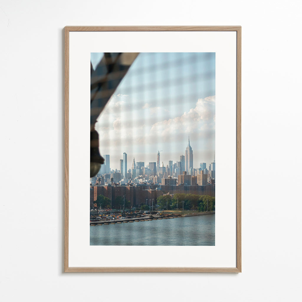 Cuadro de ciudades con skyline desde ventana – Oak Frame