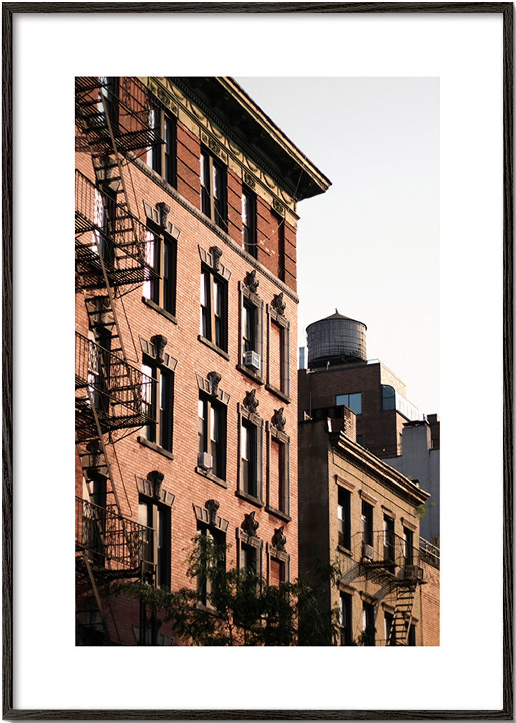Fotografía de fachada con escalera de incendio – Black Frame