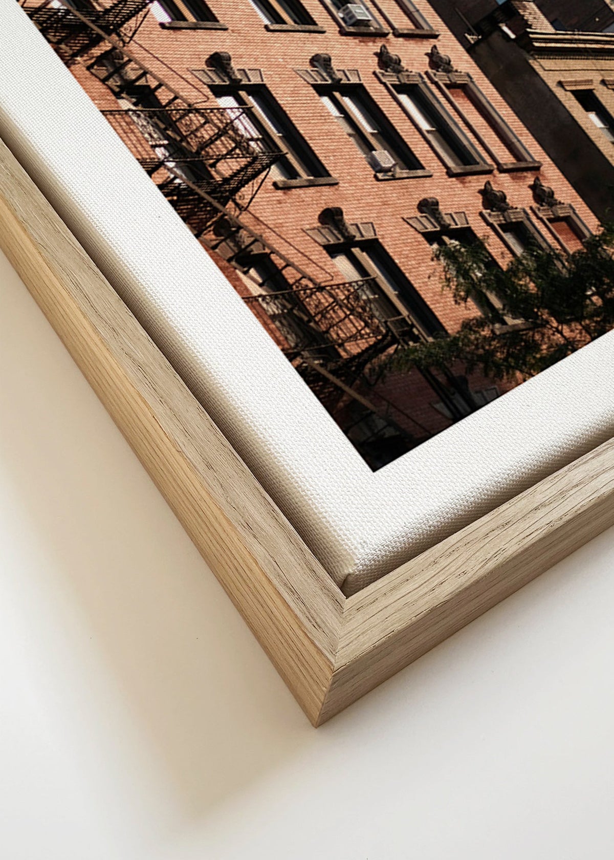 Fotografía de fachada con escalera de incendio – Canvas detail
