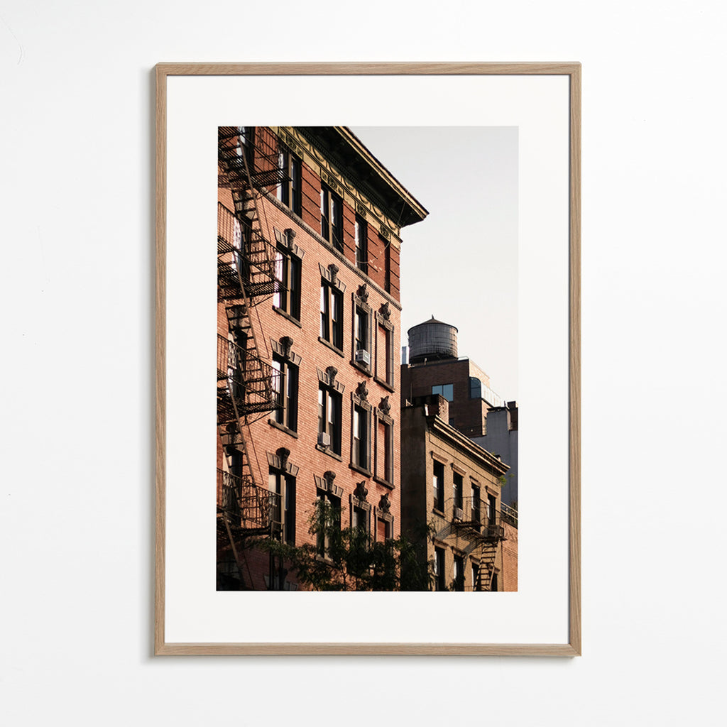Fotografía de fachada con escalera de incendio – Oak Frame