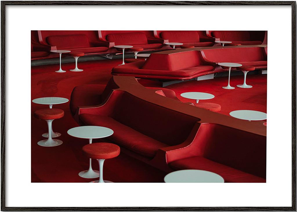 Fotografía lounge roja con asientos curvos – Black Frame