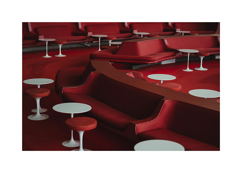 Fotografía lounge roja con asientos curvos