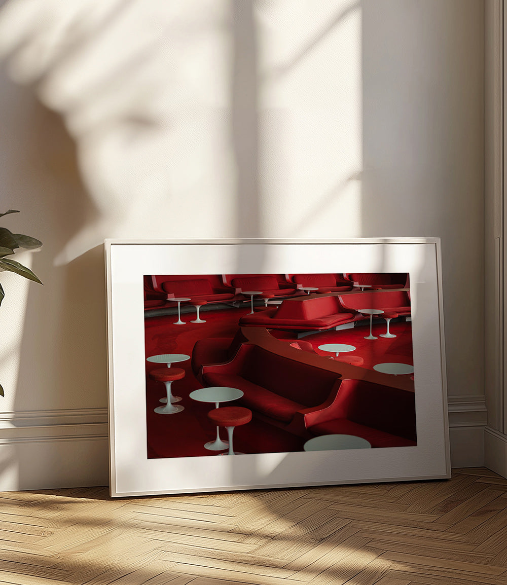 Fotografía lounge roja con asientos curvos – Product3