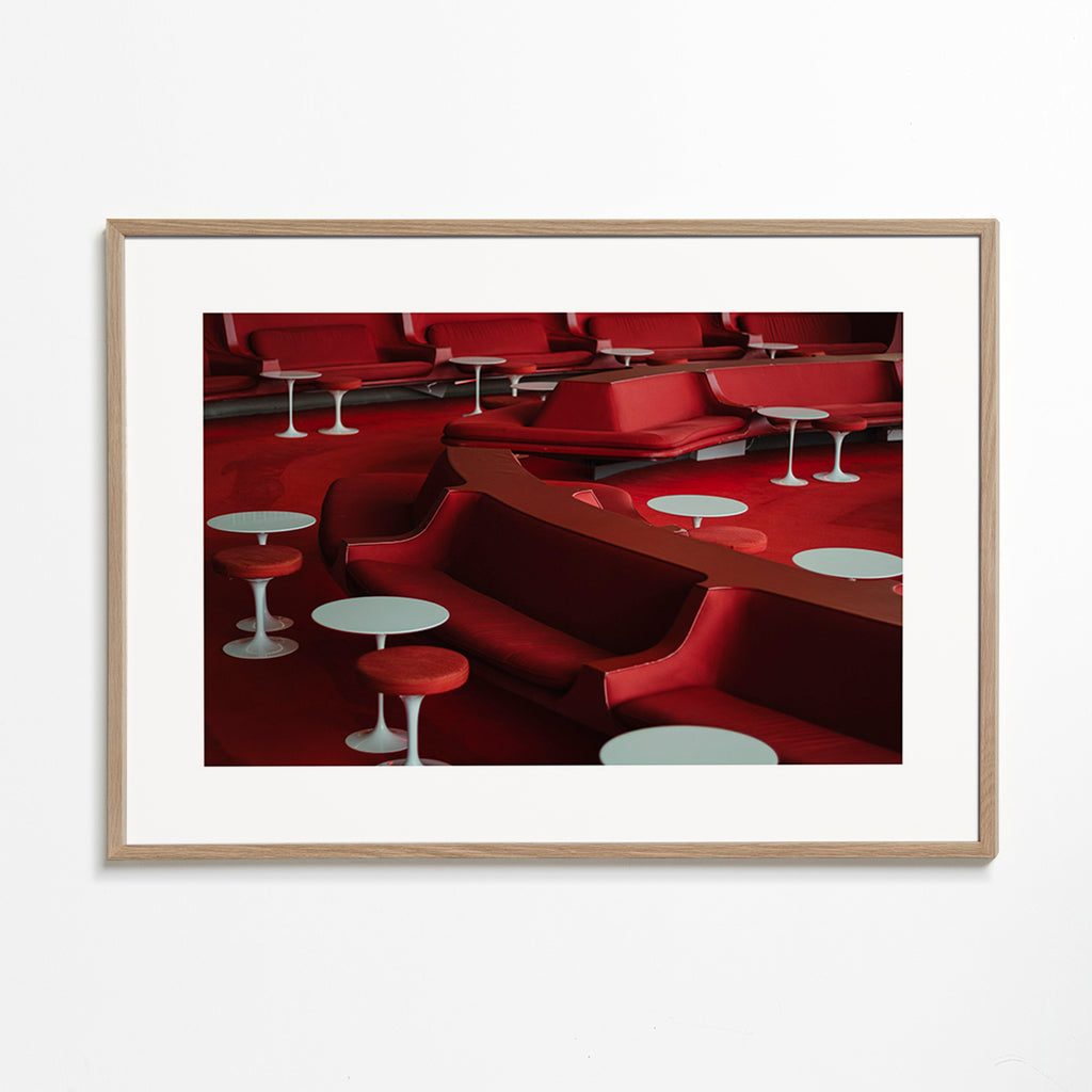 Fotografía lounge roja con asientos curvos – Oak Frame