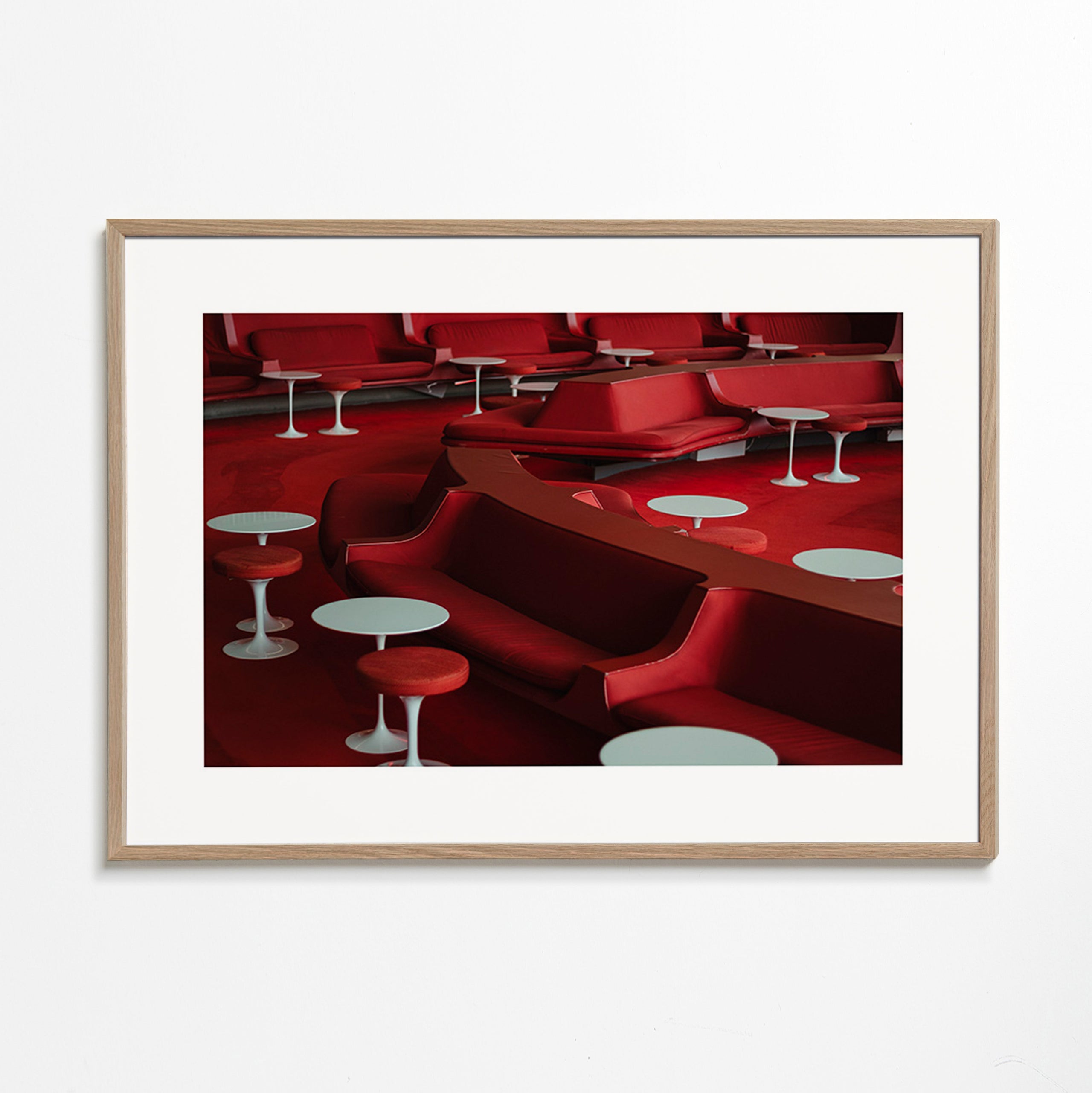 Fotografía lounge roja con asientos curvos – Oak Frame