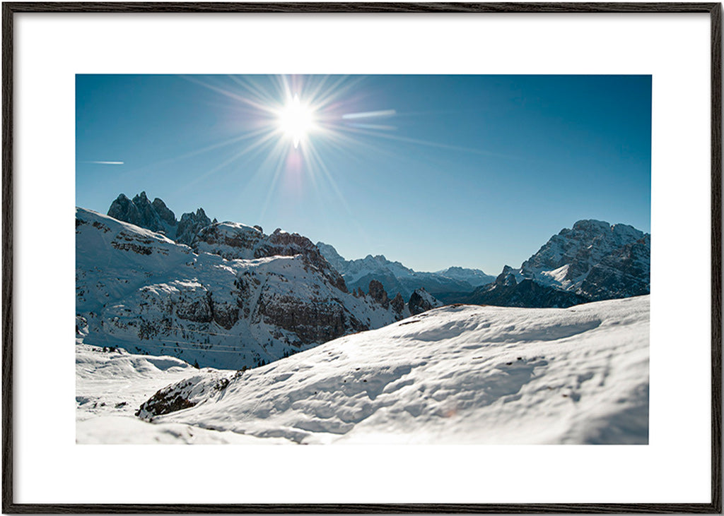 Cuadro de paisaje: cordillera nevada con sol brillante – Black Frame