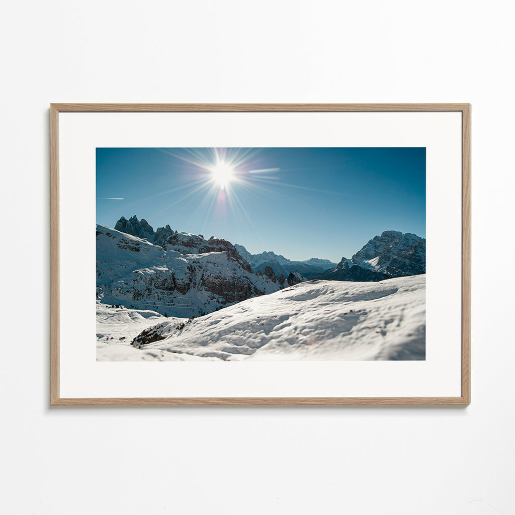 Cuadro de paisaje: cordillera nevada con sol brillante – Oak Frame