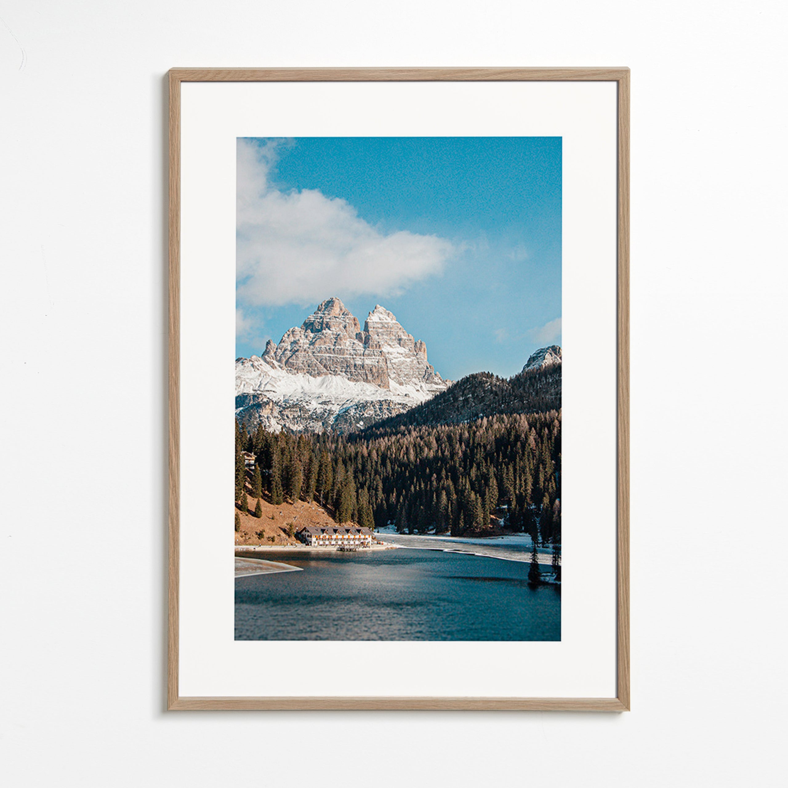 Cuadro de paisaje: lago y picos nevados – Oak Frame