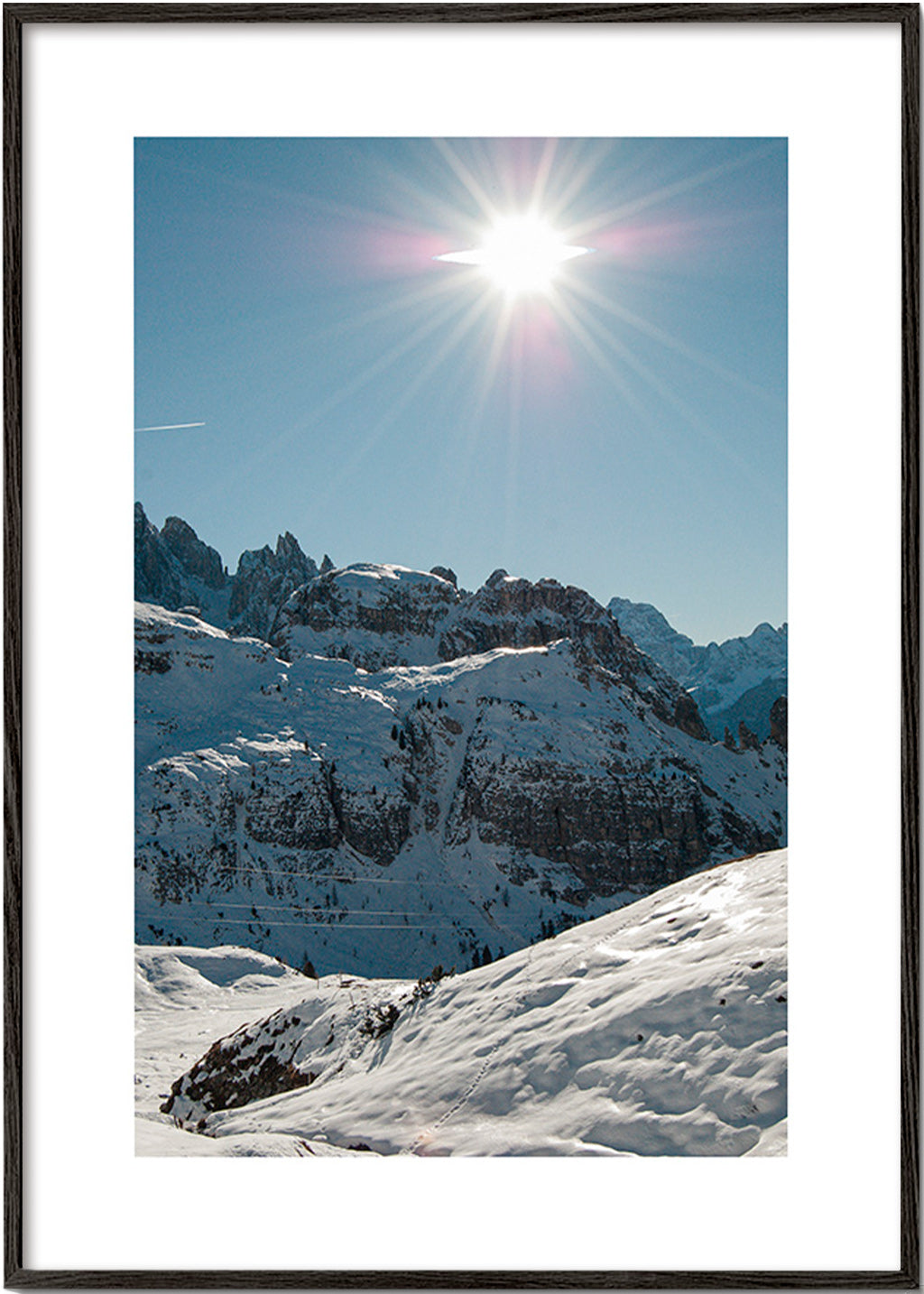Cuadro de paisaje nevado con sol alto – Black Frame