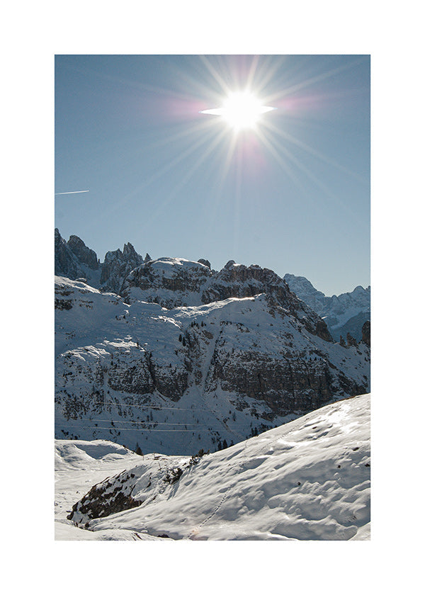 Cuadro de paisaje nevado con sol alto