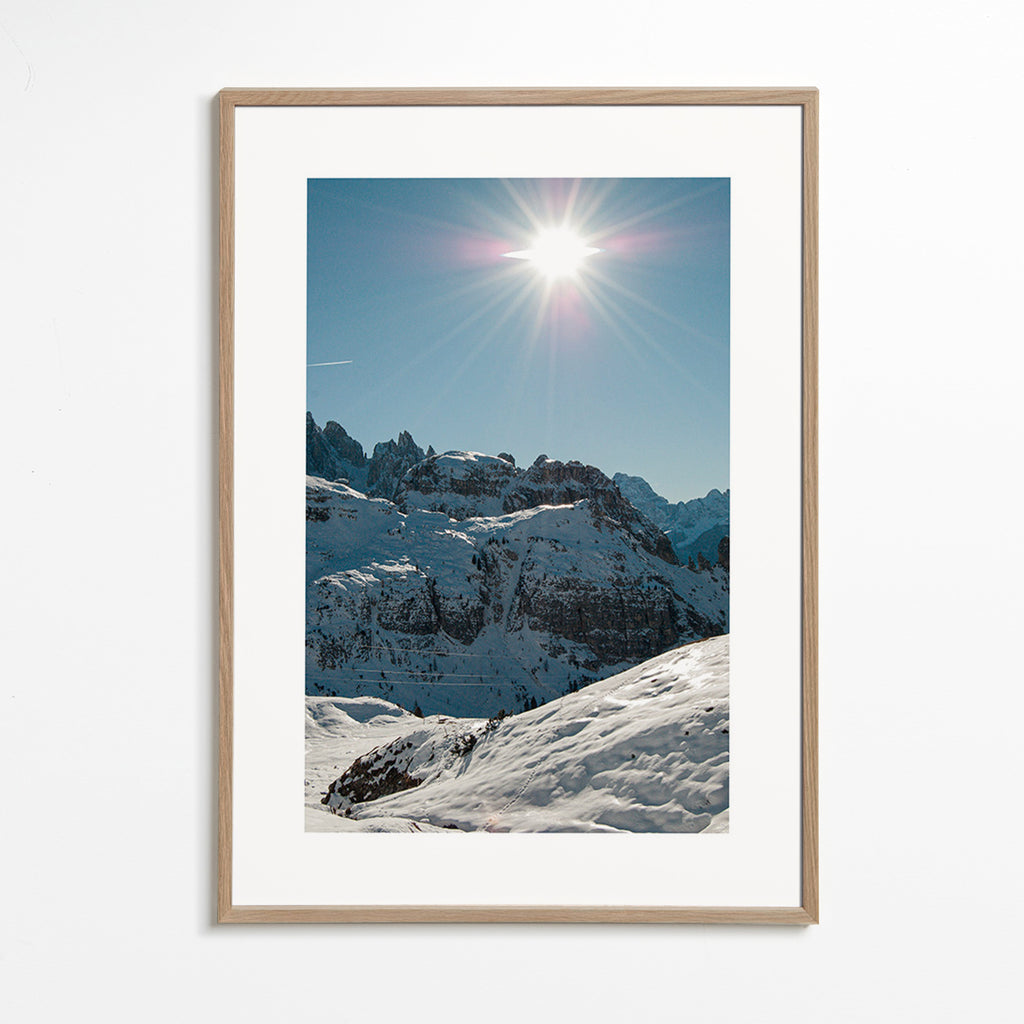 Cuadro de paisaje nevado con sol alto – Oak Frame