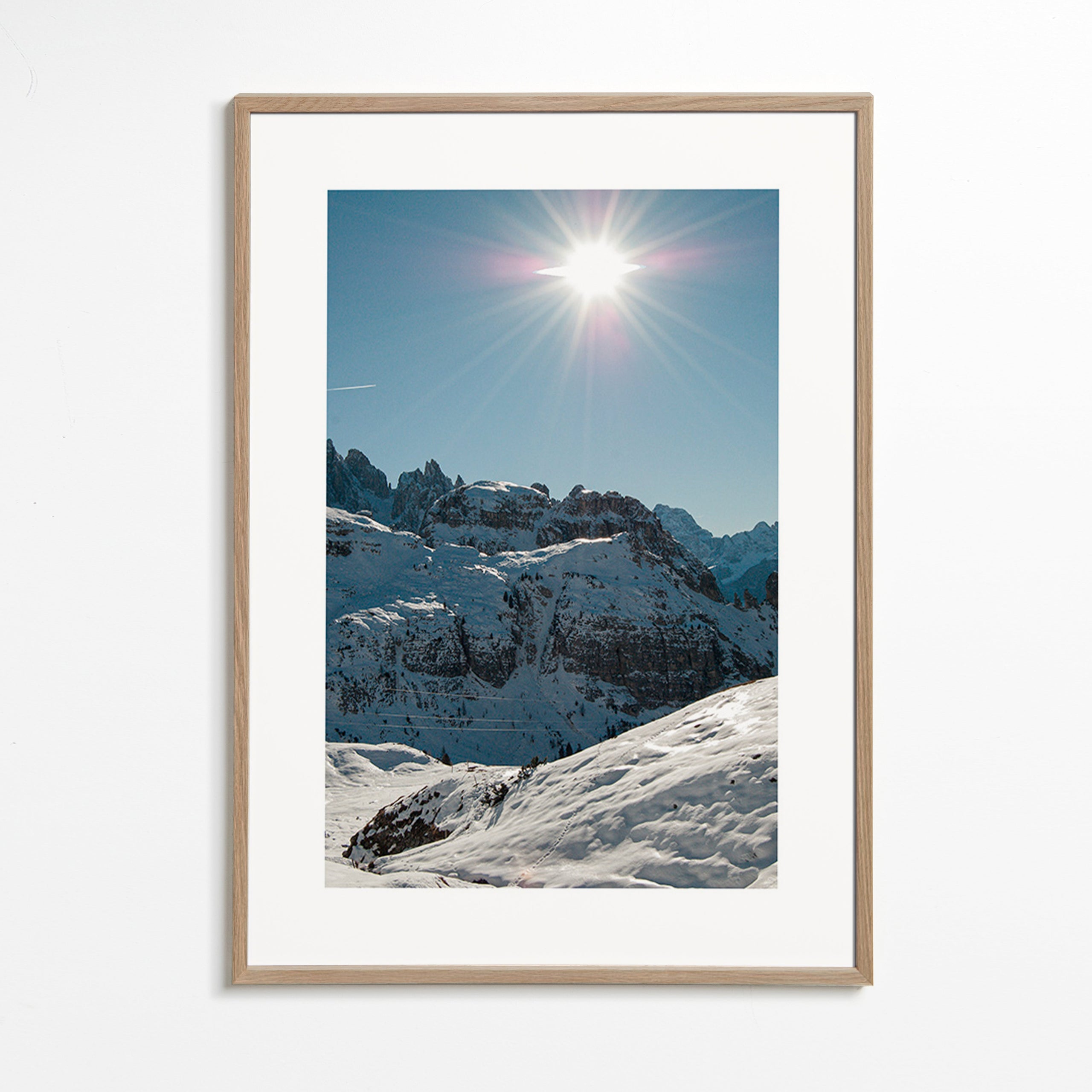 Cuadro de paisaje nevado con sol alto – Oak Frame