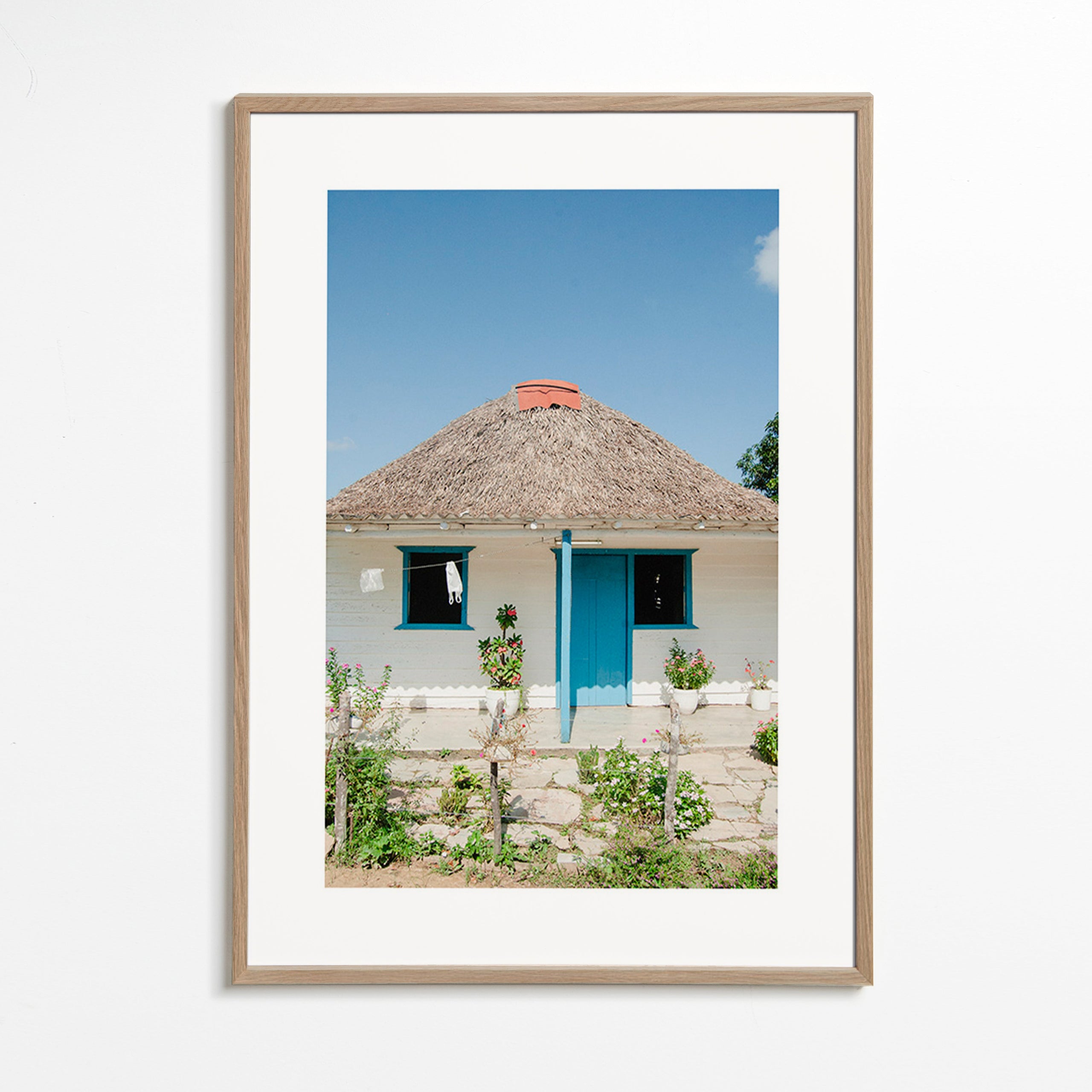 Cuadro de paisaje con casa y puerta azul – Oak Frame