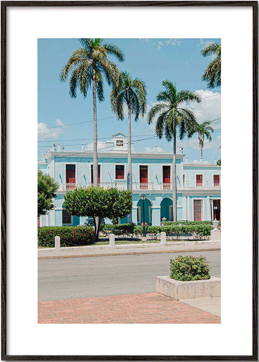 Cuadro de ciudades con fachada azul y palmeras – Black Frame