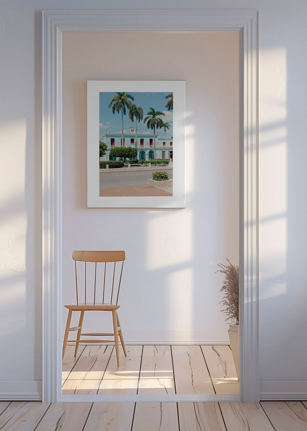 Cuadro de ciudades con fachada azul y palmeras – Canvas