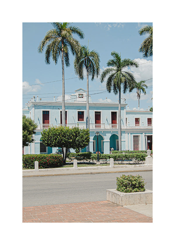 Cuadro de ciudades con fachada azul y palmeras