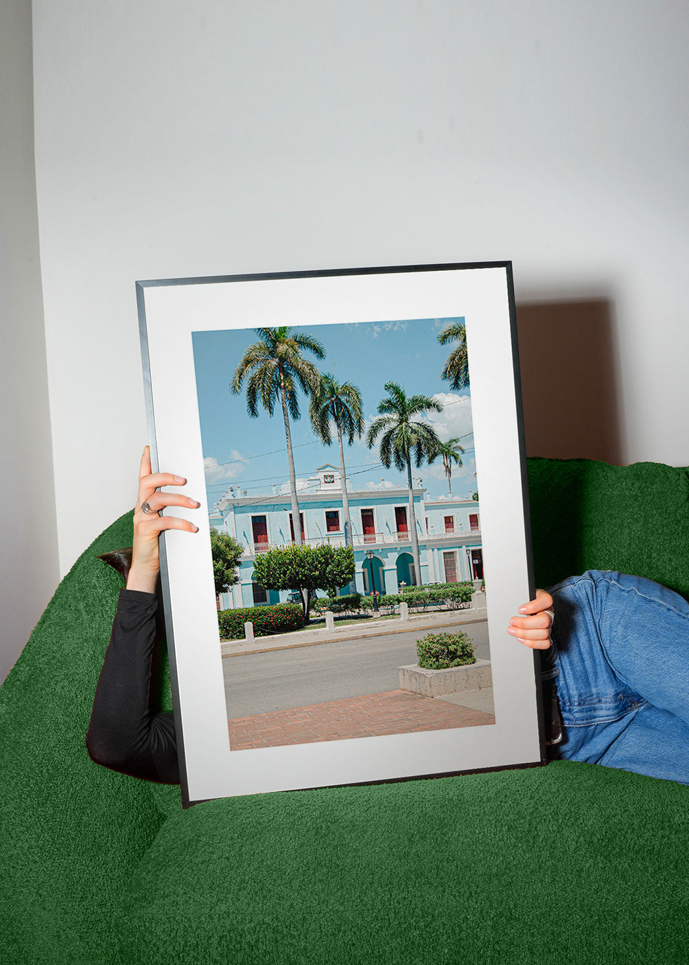 Cuadro de ciudades con fachada azul y palmeras – Product1