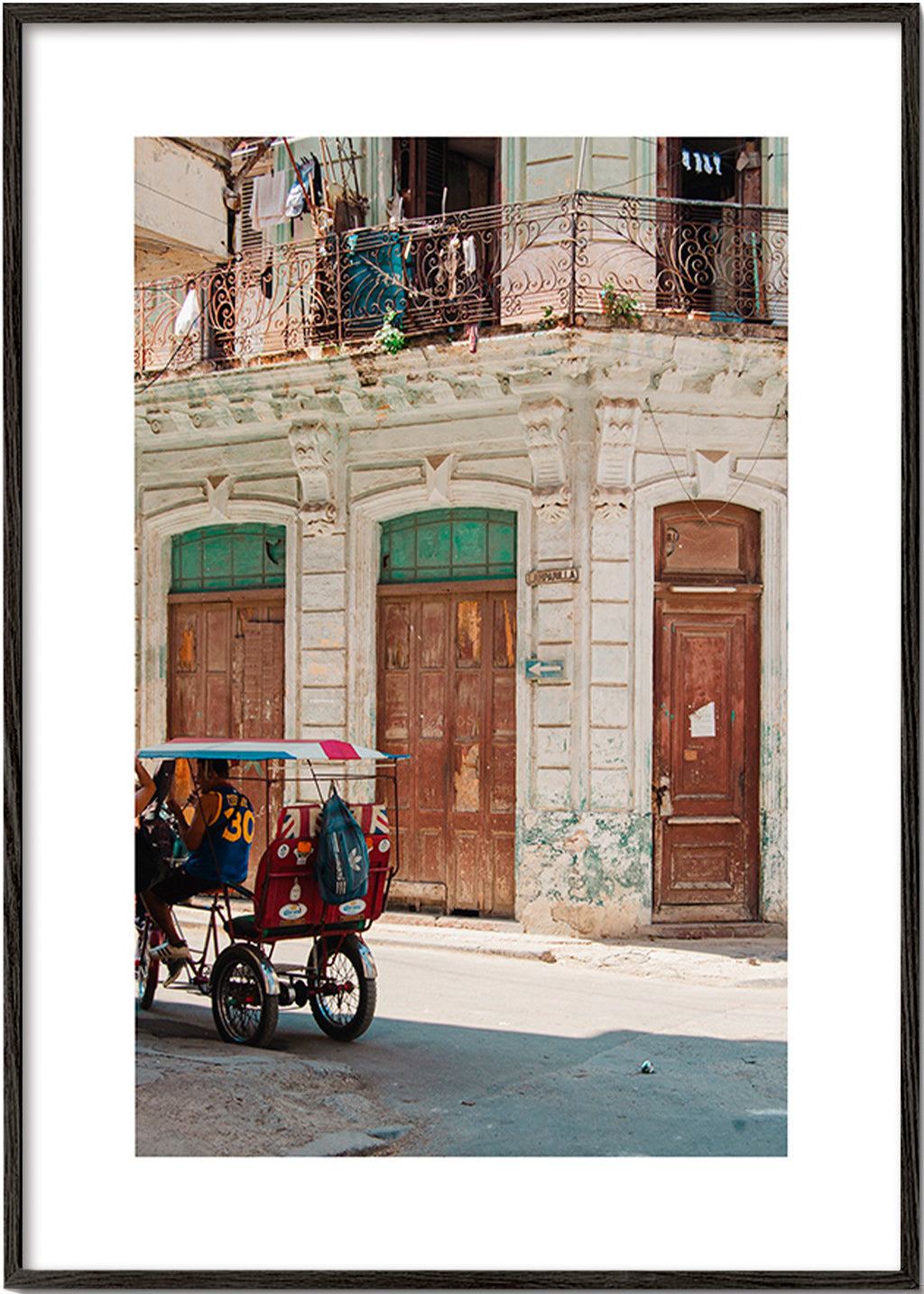 Cuadro de ciudades con fachada habanera y triciclo – Black Frame