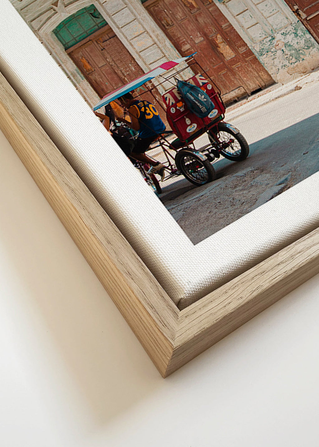 Cuadro de ciudades con fachada habanera y triciclo – Canvas detail