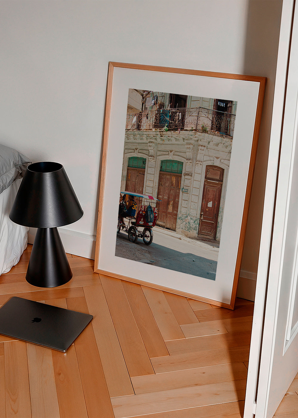 Cuadro de ciudades con fachada habanera y triciclo – Product2