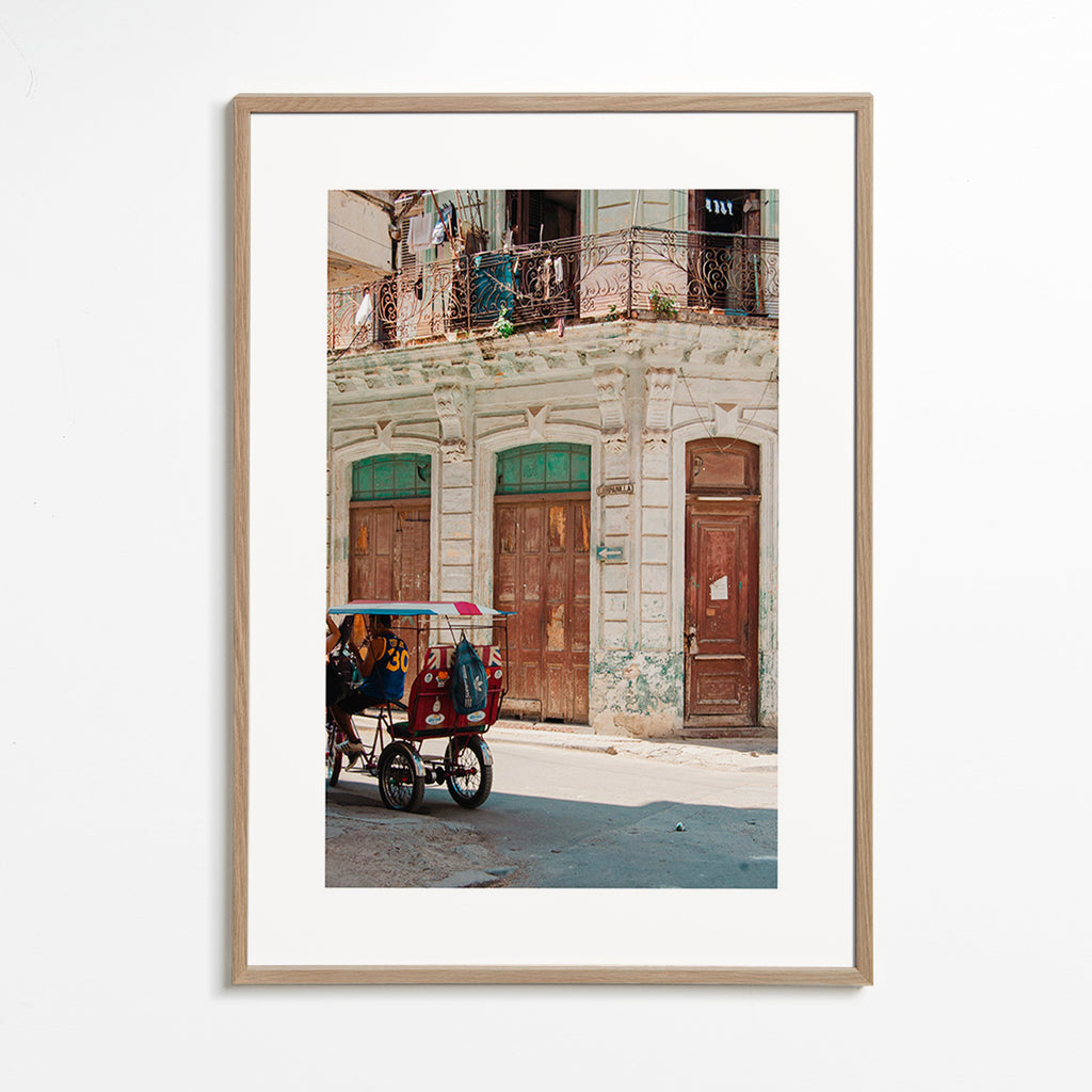 Cuadro de ciudades con fachada habanera y triciclo – Oak Frame