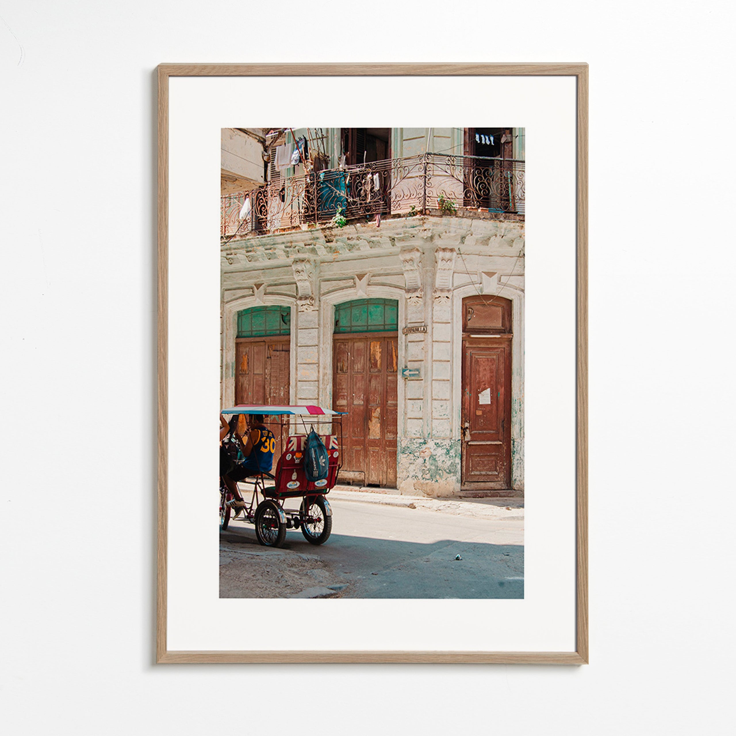 Cuadro de ciudades con fachada habanera y triciclo – Oak Frame