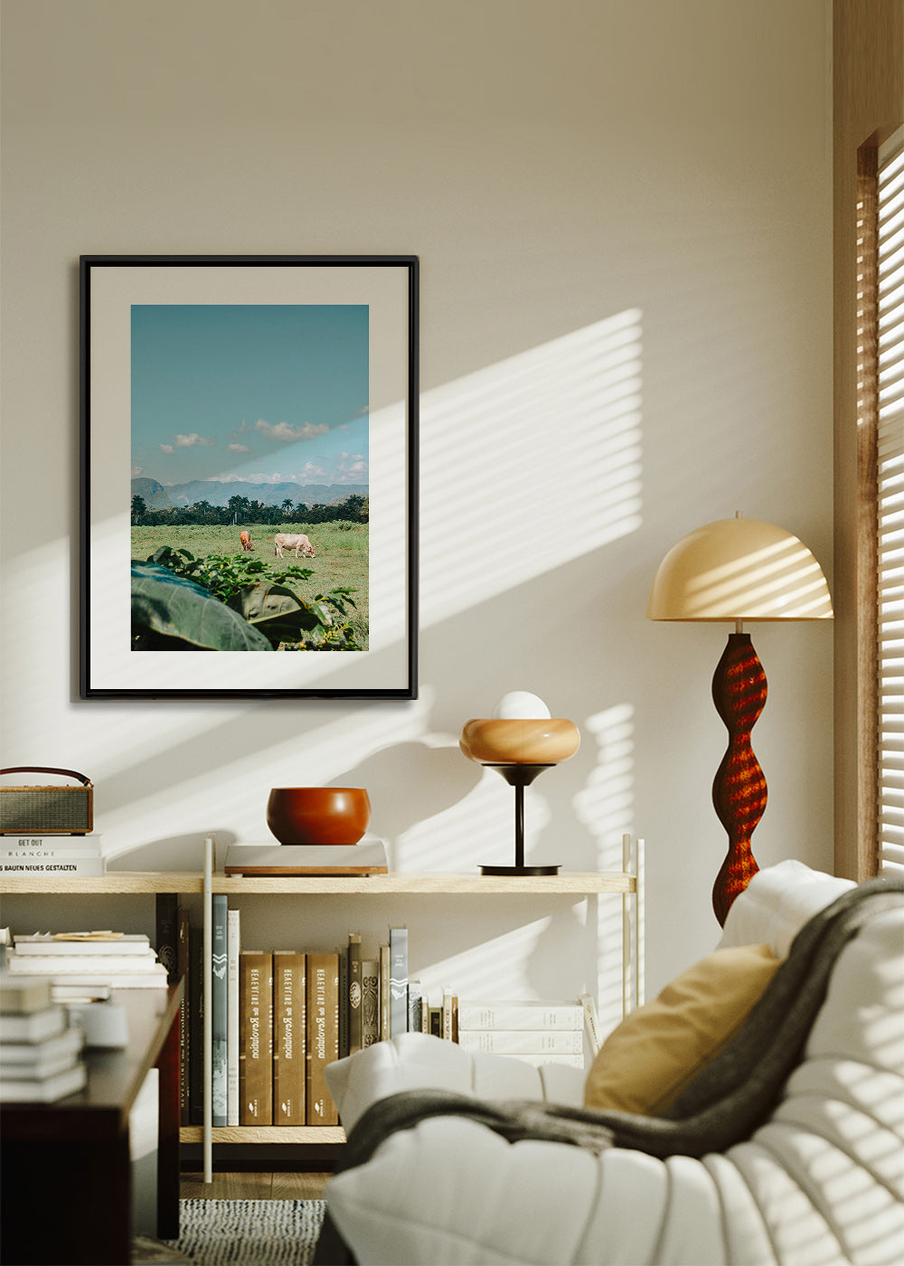 Cuadro de paisaje: campo con vacas y horizonte azul – Canvas2