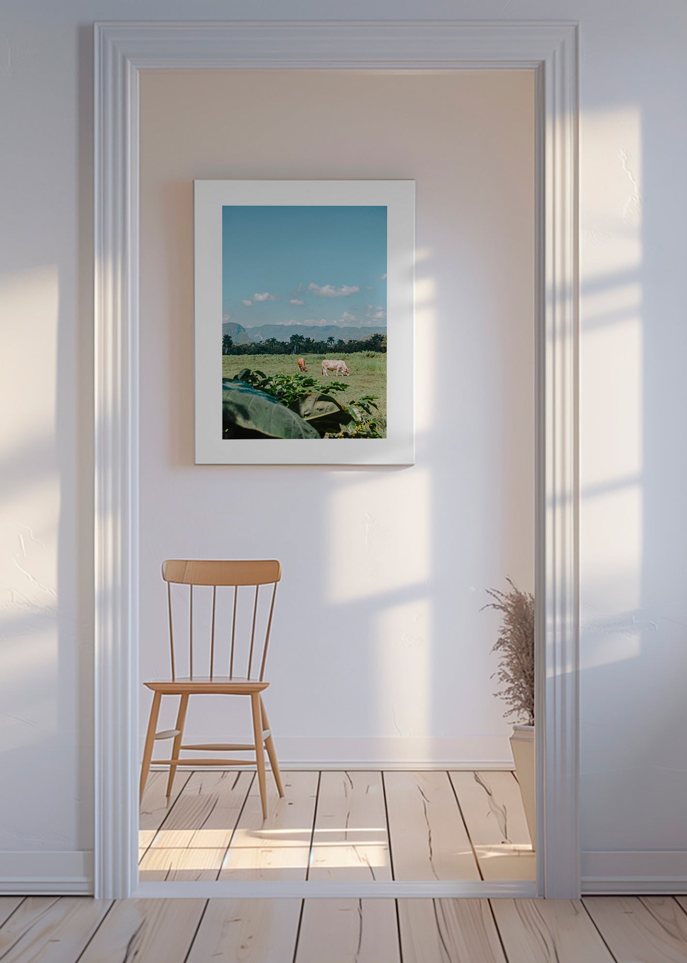 Cuadro de paisaje: campo con vacas y horizonte azul – Canvas