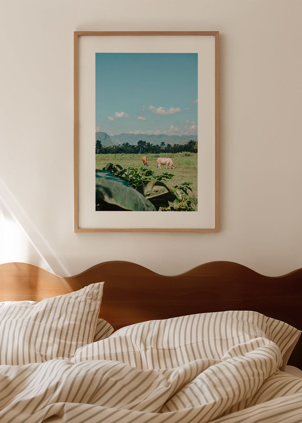 Cuadro de paisaje: campo con vacas y horizonte azul – Product3