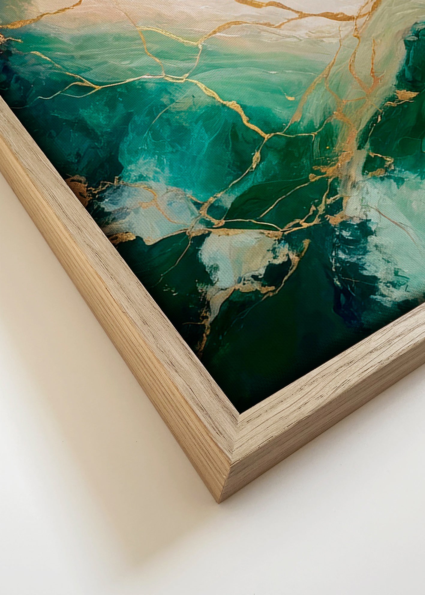 Cuadro abstracto en verde y dorado con vetas minerales – Canvas detail