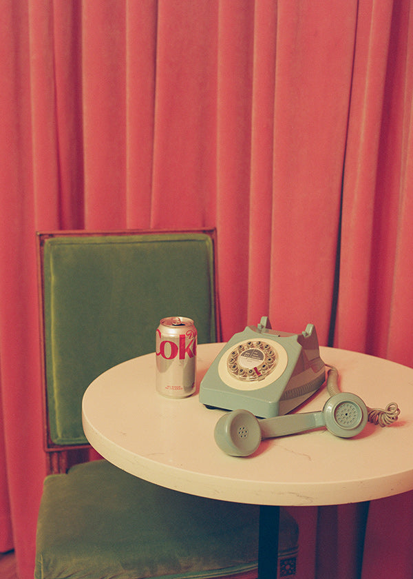 Cuadro vintage con teléfono retro sobre mesa