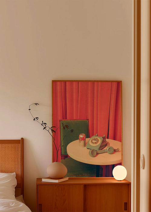 Cuadro vintage con teléfono retro sobre mesa – Product1