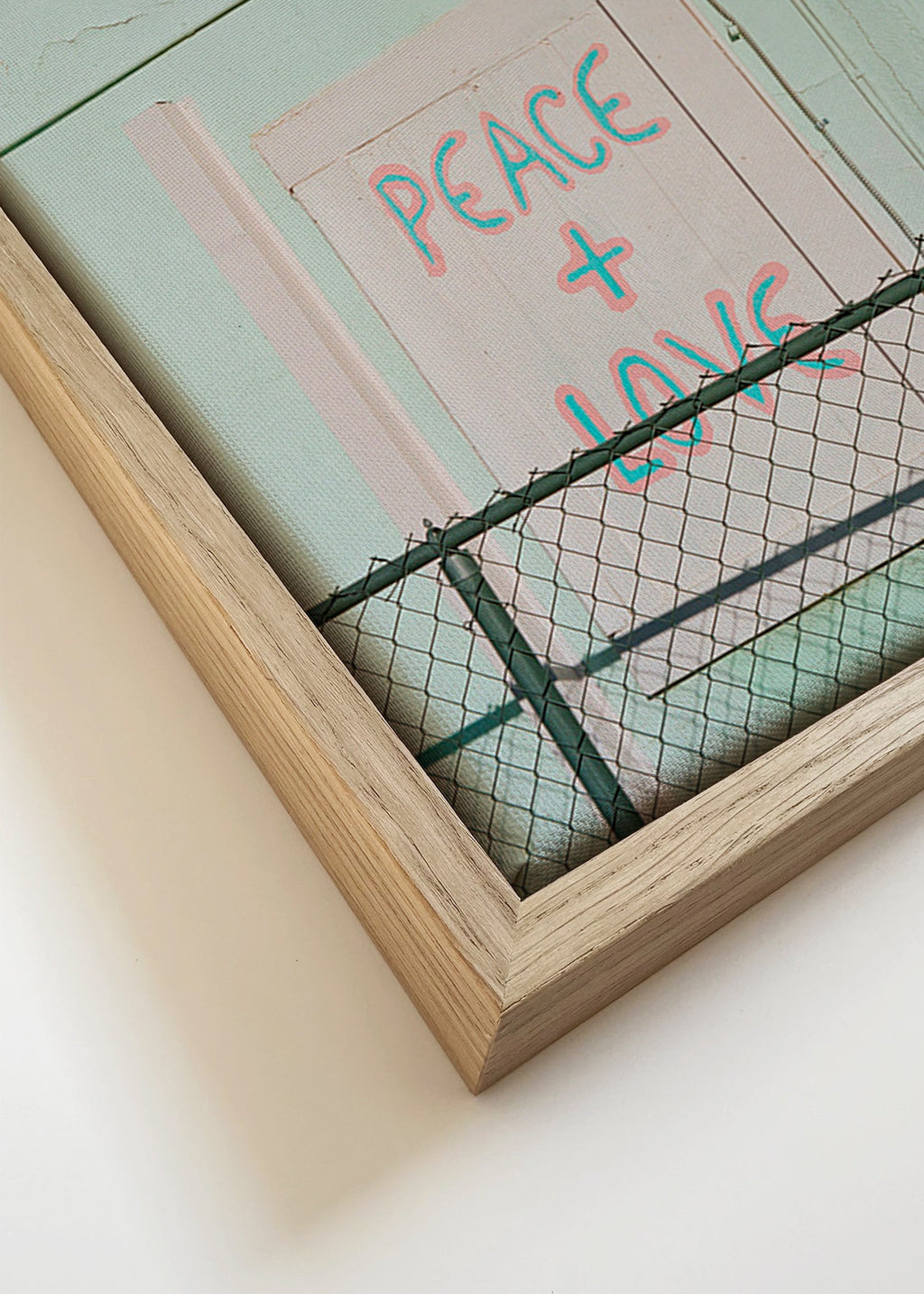 Fotografía de fachada con grafiti Peace + Love – Canvas detail