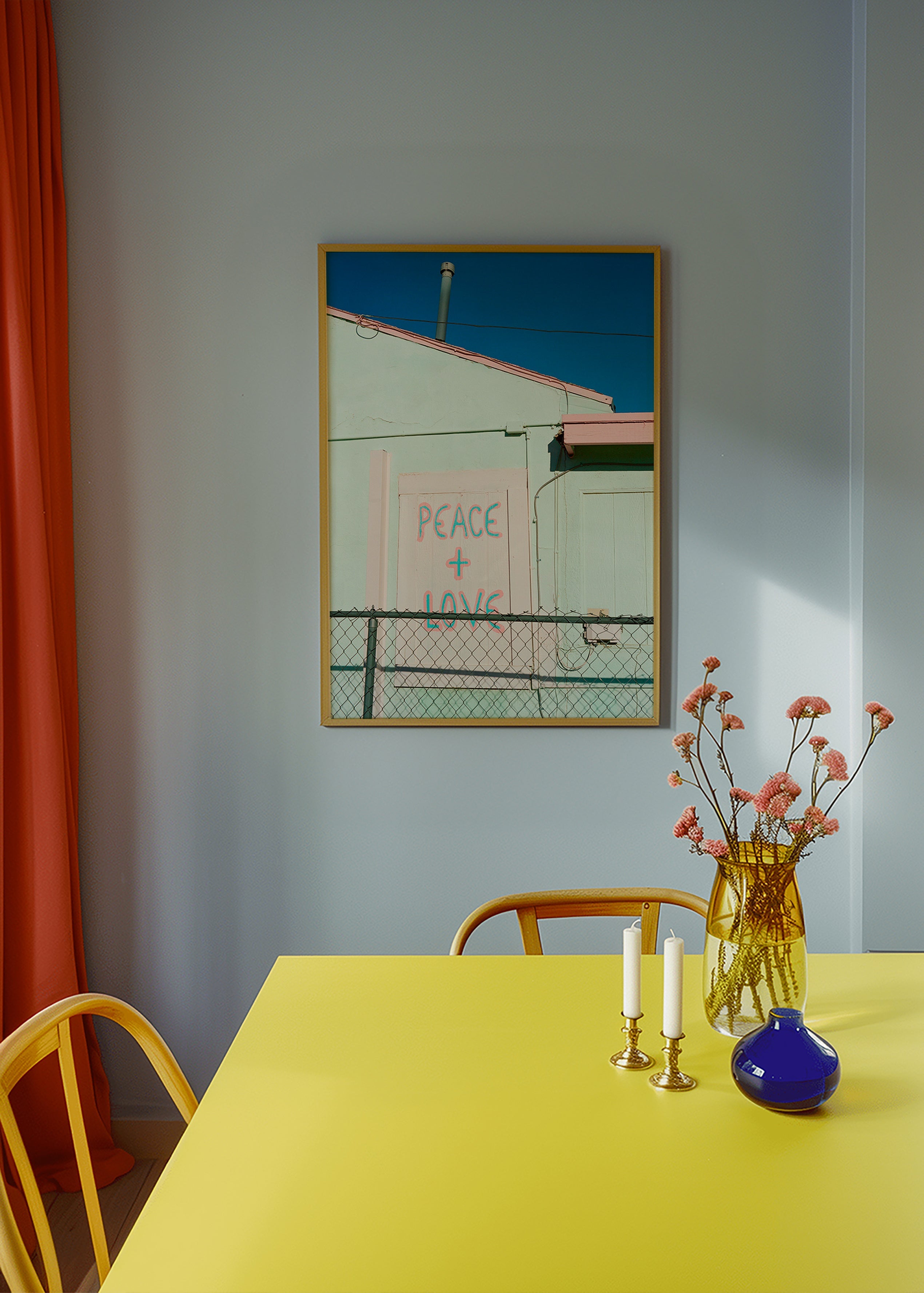 Fotografía de fachada con grafiti Peace + Love – Product3