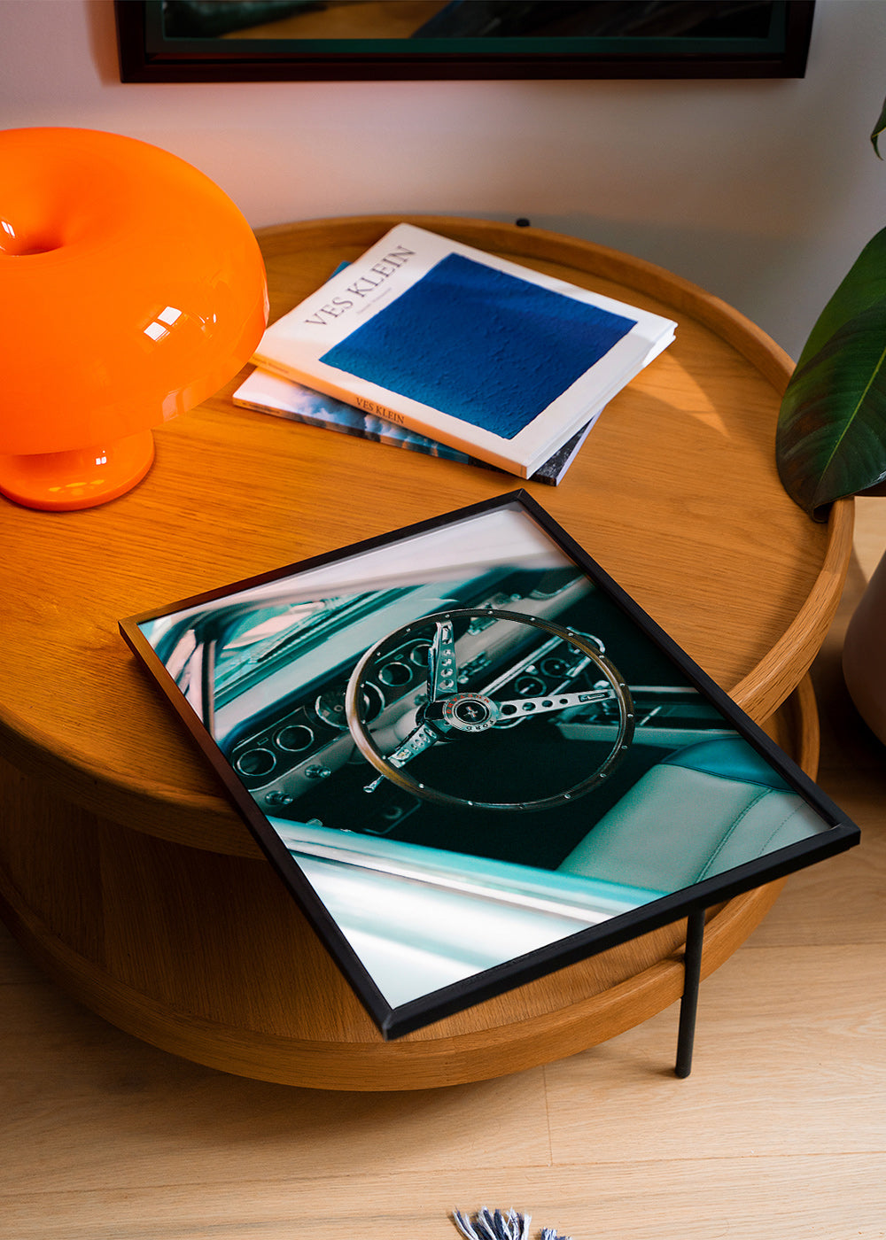 Cuadro vintage con volante clásico en primer plano – Product1