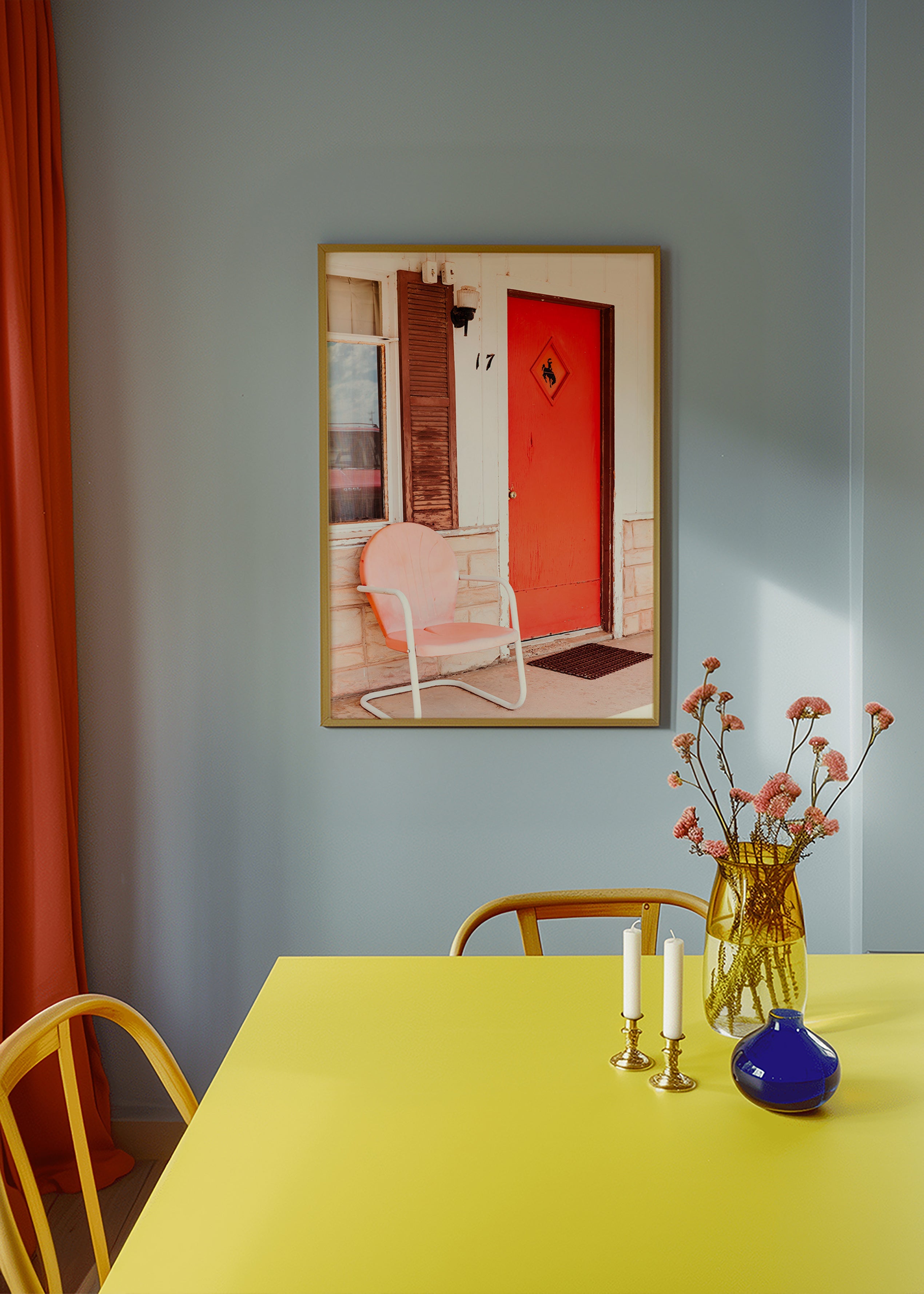 Fotografía de motel con puerta roja y silla retro – Product2