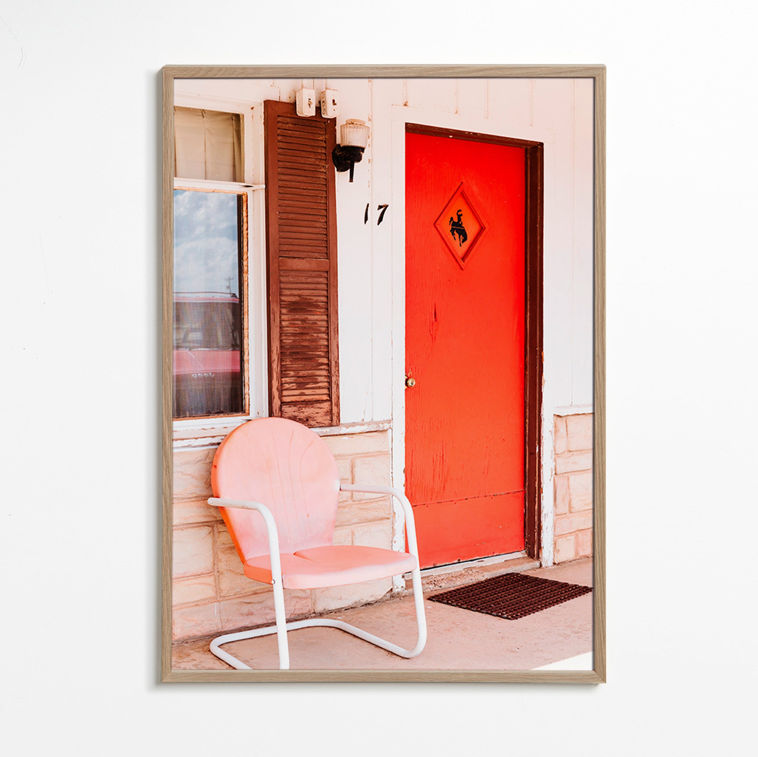 Fotografía de motel con puerta roja y silla retro – Oak Frame
