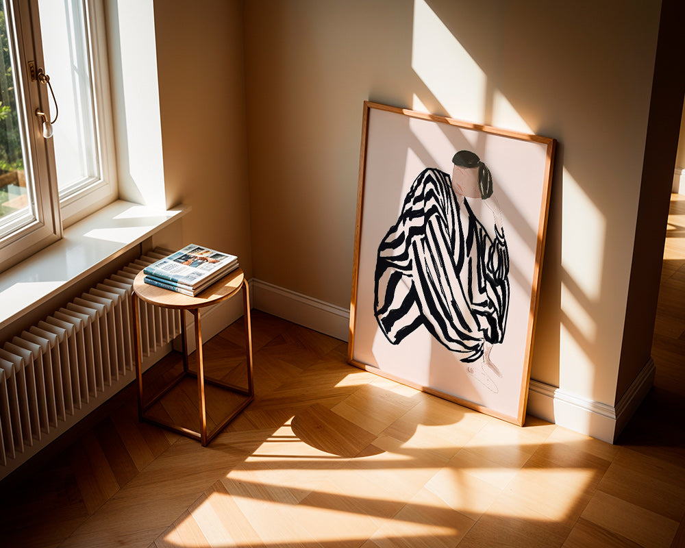 Ilustración figura femenina con rayas gráficas – Product2