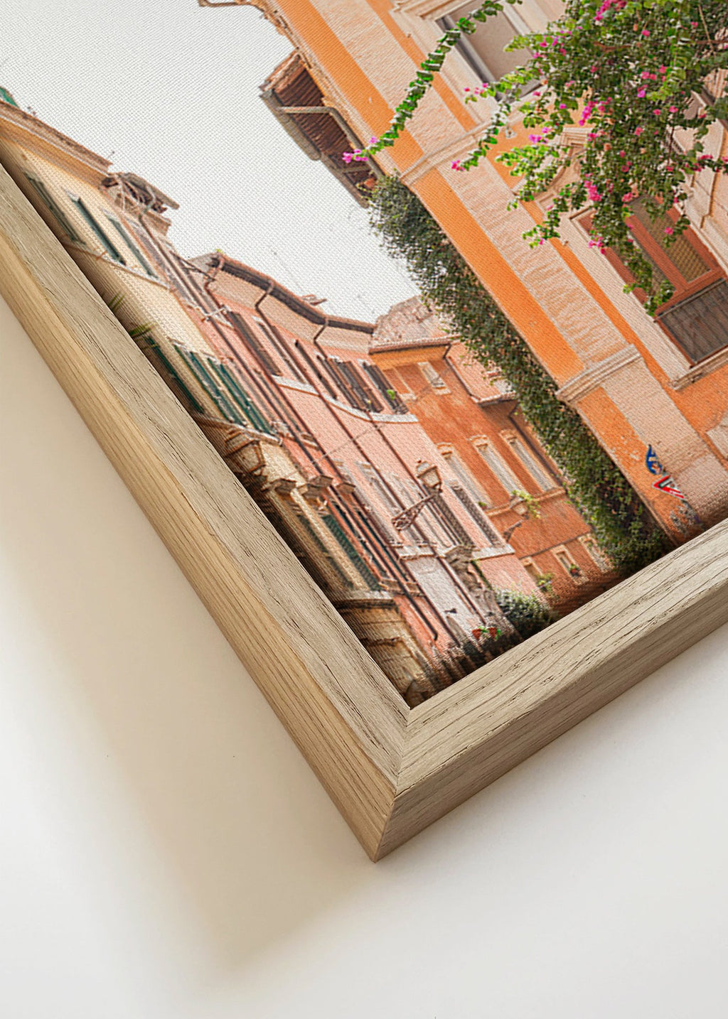 Cuadro de ciudades con fachada romana y buganvillas – Canvas detail