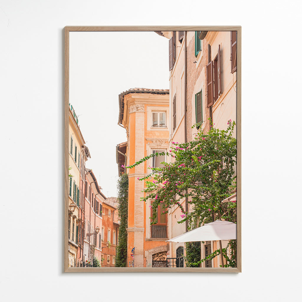 Cuadro de ciudades con fachada romana y buganvillas – Oak Frame
