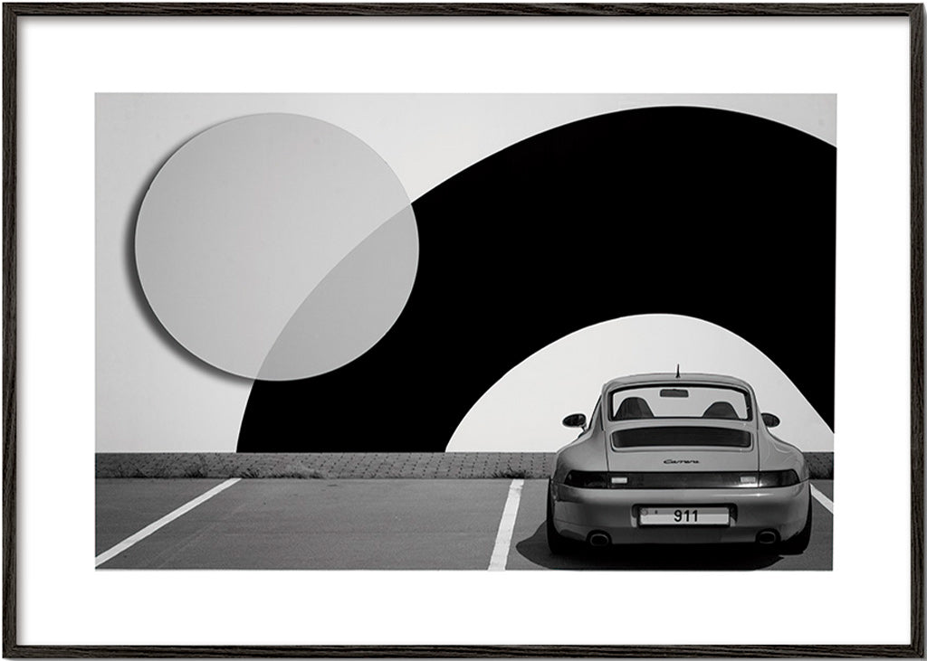 Fotografía Porsche 911 con mural geométrico – Black Frame