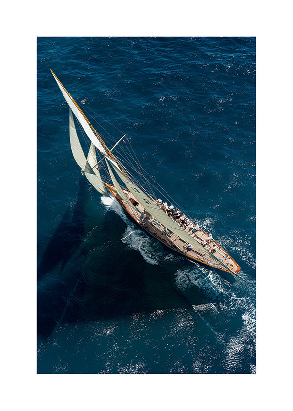 Fotografía de velero clásico en regata