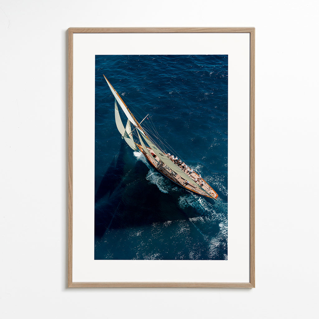 Fotografía de velero clásico en regata – Oak Frame