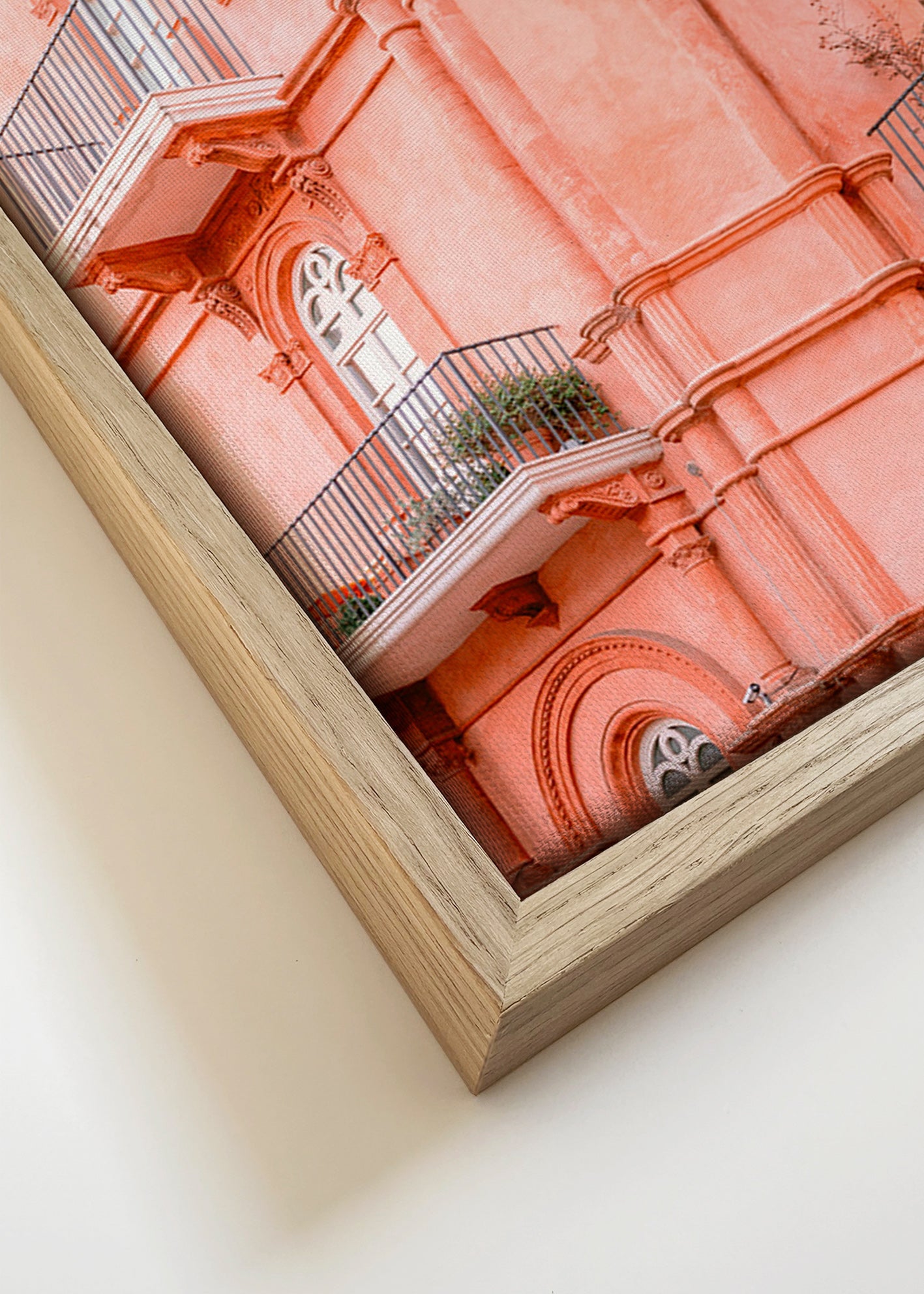 Cuadro de ciudades con fachada rosada y balcones – Canvas detail