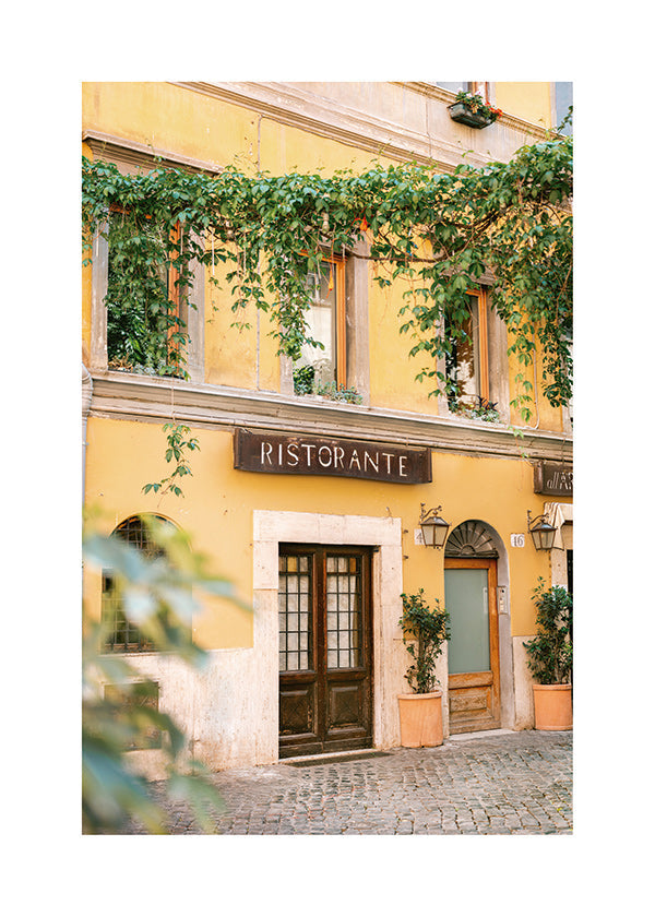 Cuadro de cocina con fachada de ristorante en amarillo