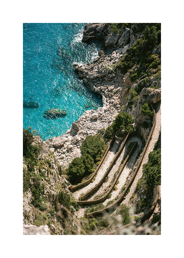 Cuadro de paisaje con costa en terrazas y mar turquesa