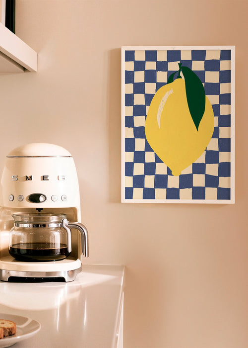 Cuadro de cocina con limón ilustrado y fondo ajedrezado – Product1