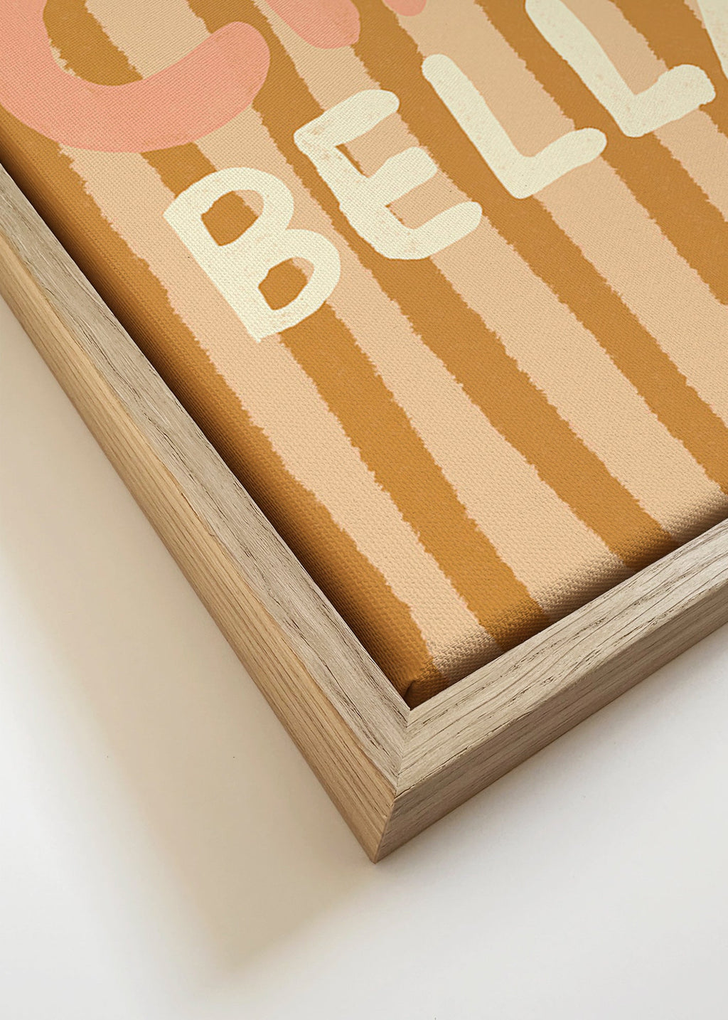 Ilustración Ciao Bella con tipografía y rayas tostadas – Canvas detail
